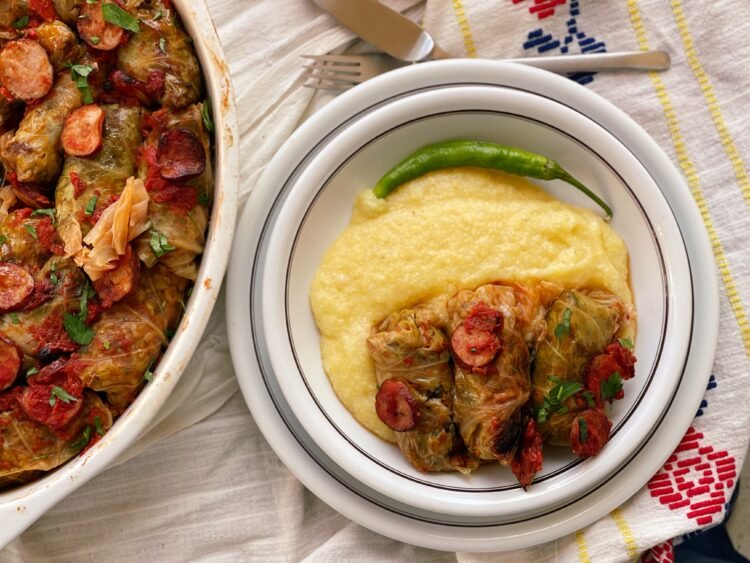 Sarmale în foi de varza dulce servire 2