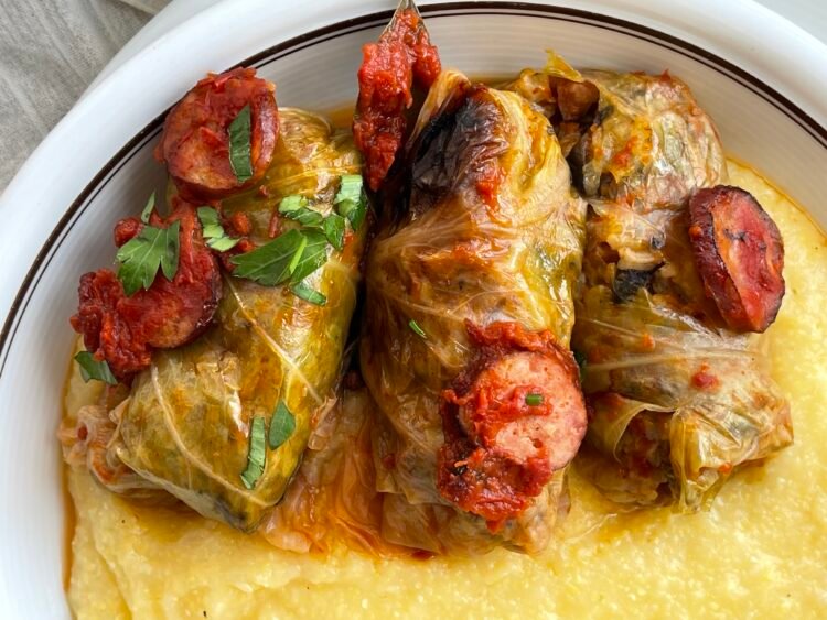 Sarmale în foi de varza dulce servire 1