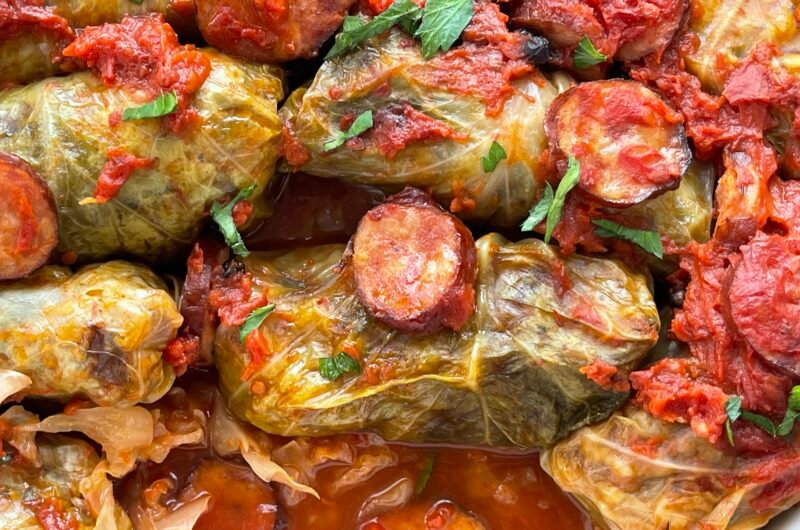 Sarmale în foi de varza dulce, cu legume si carnati afumati