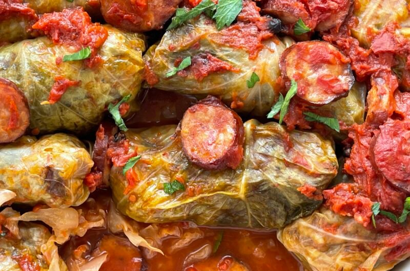 Sarmale în foi de varza dulce, cu legume si carnati afumati