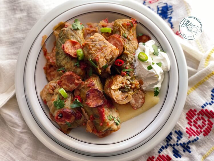 Sarmale în foi de varza dulce servire 3