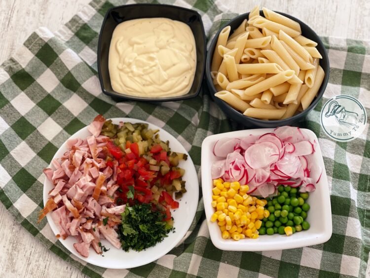 Salată de paste cu ciolan afumat și legume ingrediente