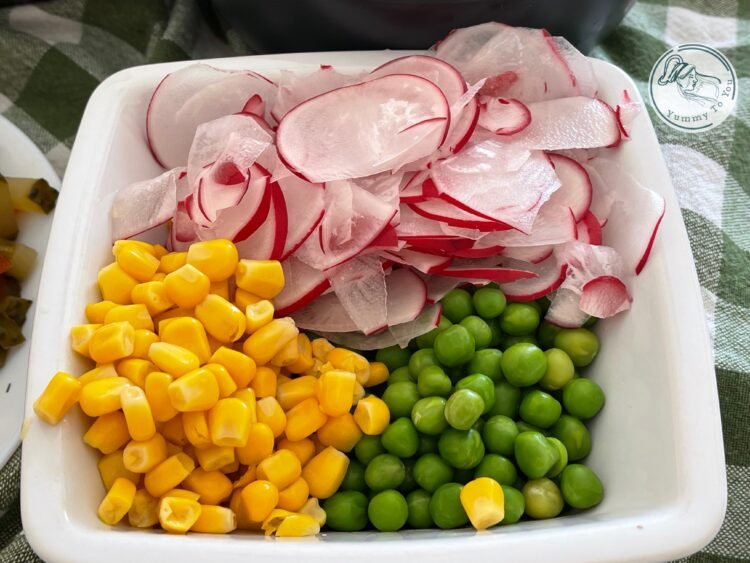 Porumb , mazare si ridichi pentru salata paste