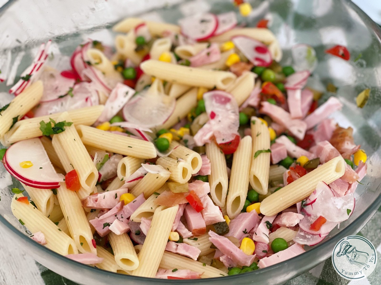 Ingrediente salata amestecate in bol