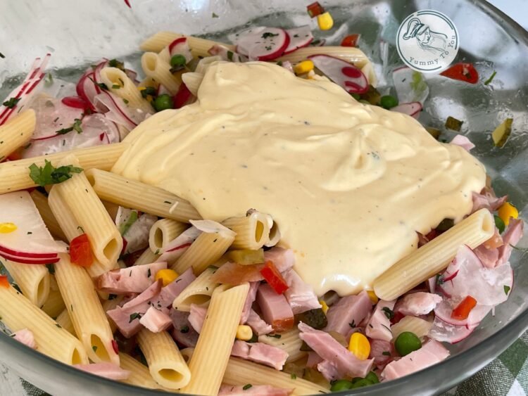 Adaugare sos maioneza si iaurt in salata