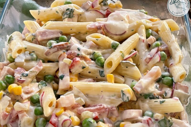 Salată de paste cu ciolan afumat și legume