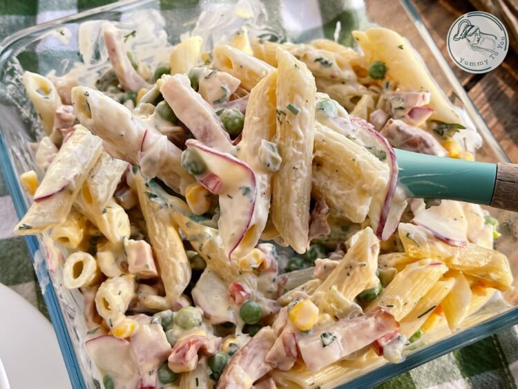 Salată de paste cu ciolan afumat și legume servire 4