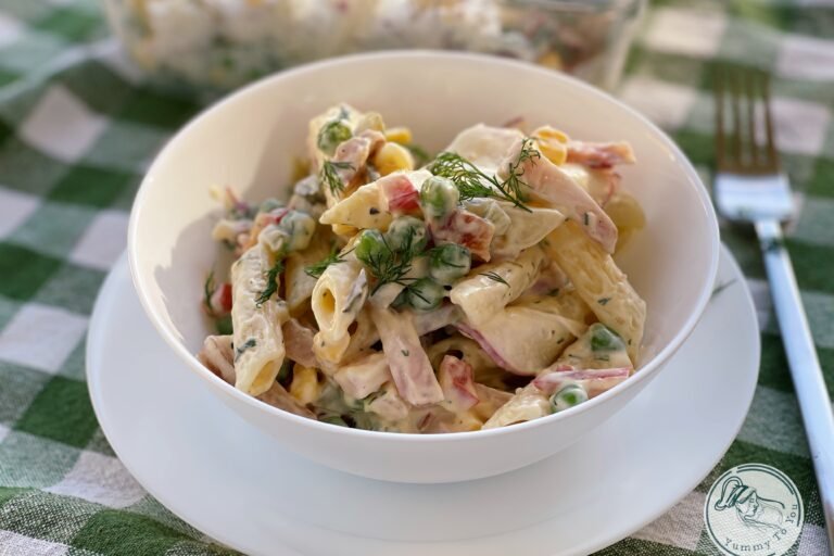 Salată de paste cu ciolan afumat și legume – rețetă rapidă, sățioasă și delicioasă