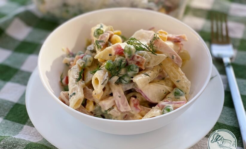 Salată de paste cu ciolan afumat și legume cover photo