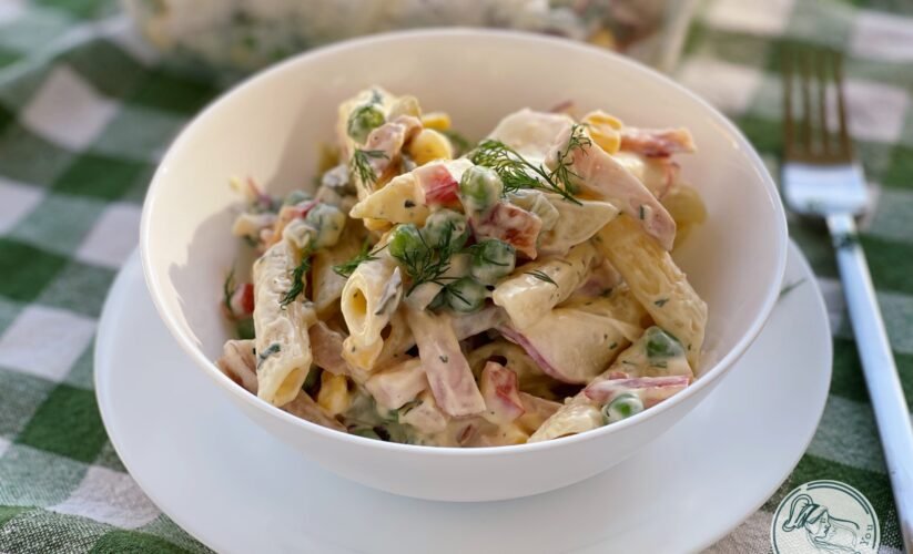 Salată de paste cu ciolan afumat și legume cover photo