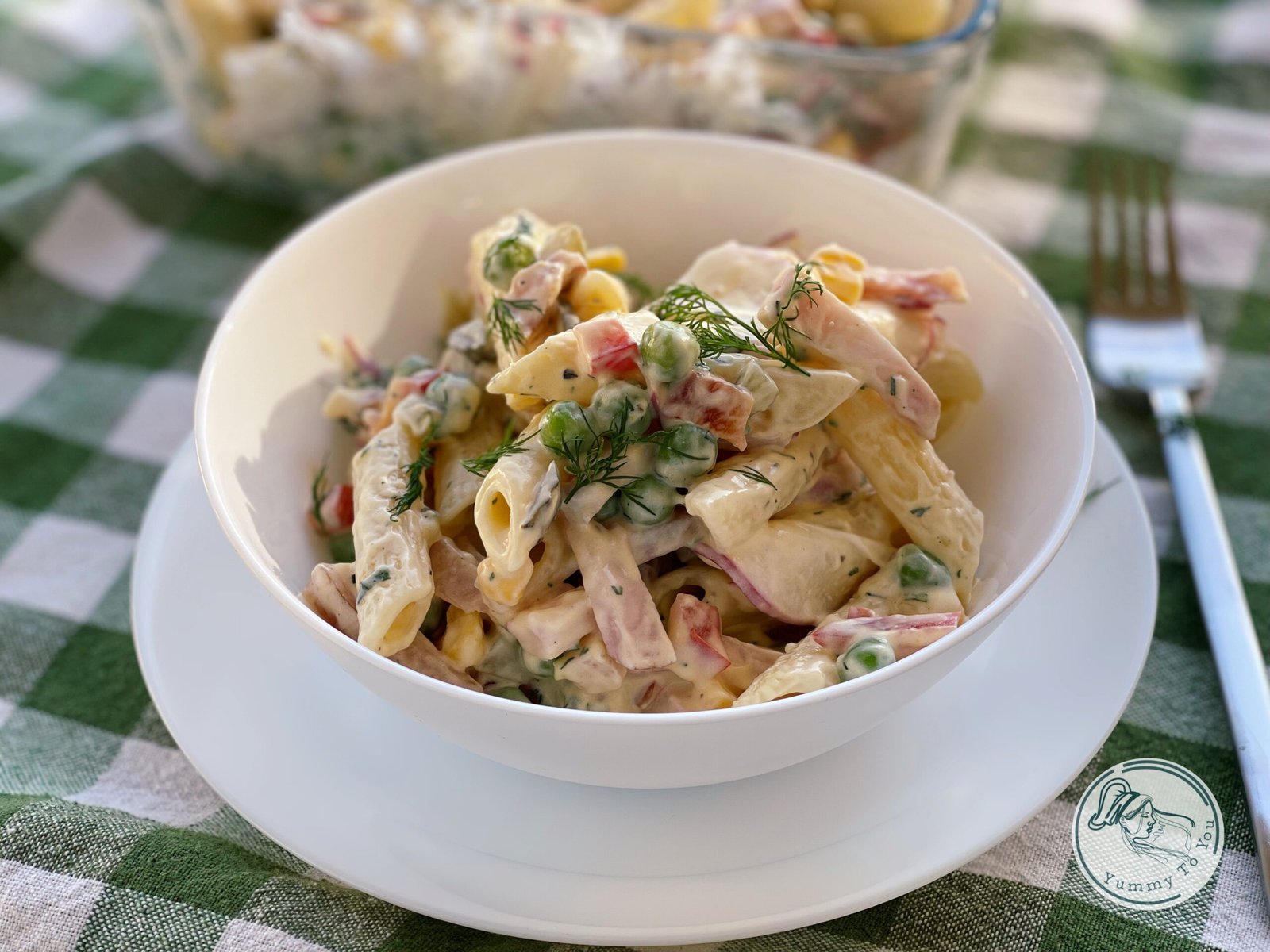 Salată de paste cu ciolan afumat și legume – rețetă rapidă, sățioasă și delicioasă