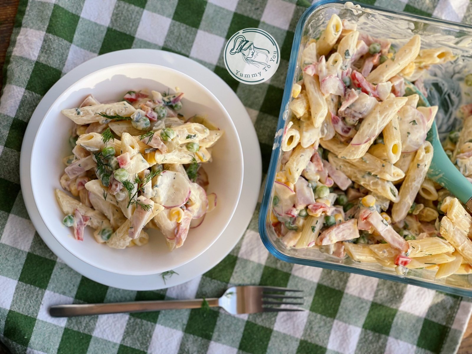 Salată de paste cu ciolan afumat și legume servire 2