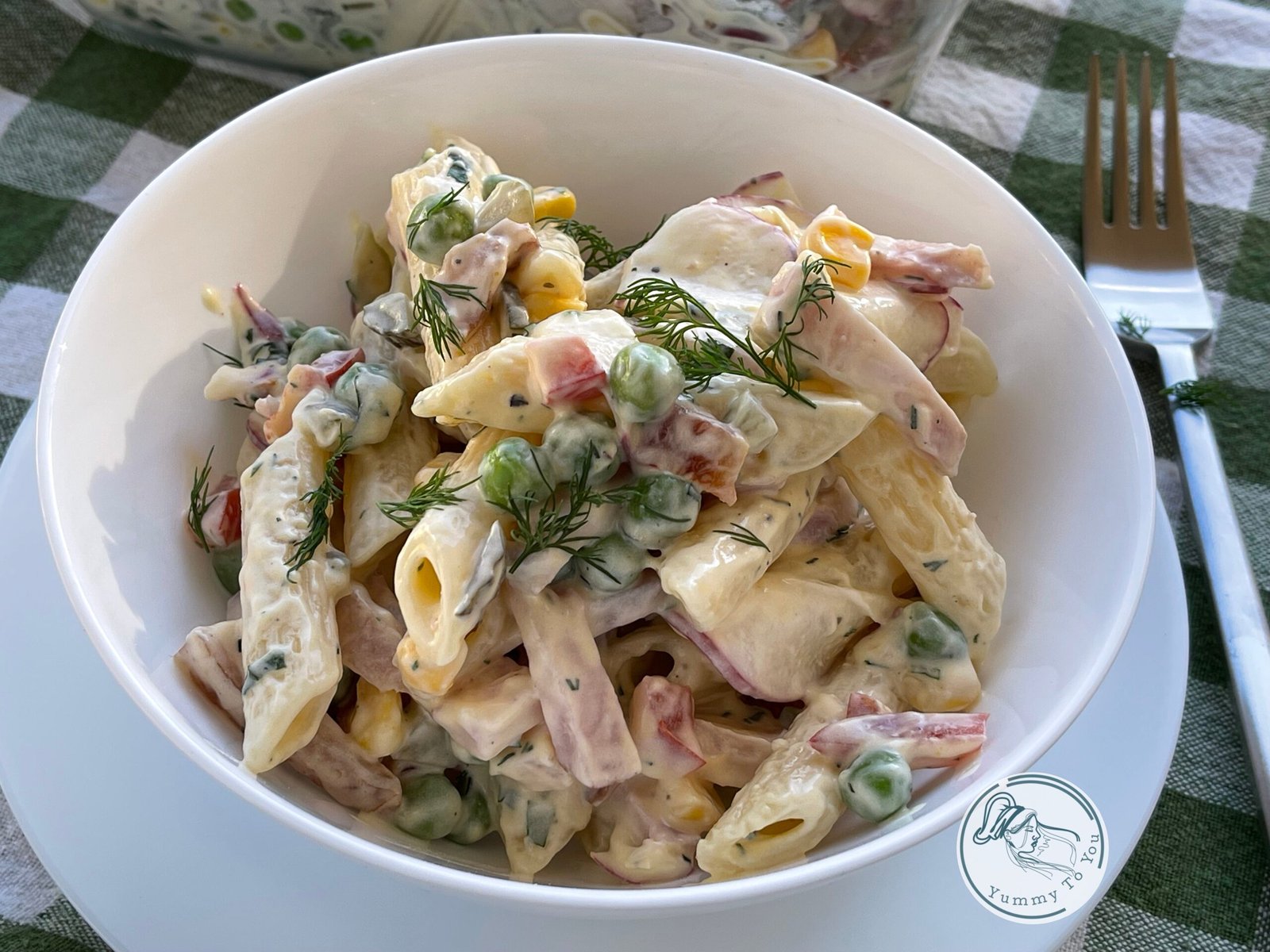 Salată de paste cu ciolan afumat și legume servire 3