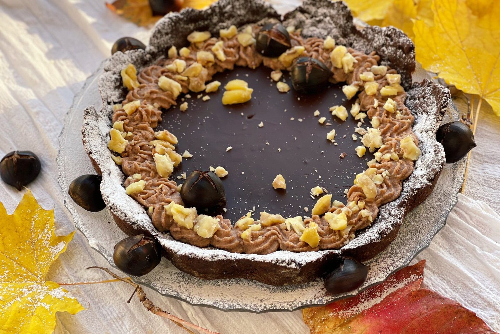 Tartă cu cacao, ciocolată neagră și cremă fină de castane – rețetă ușoară, cu aromă de cafea