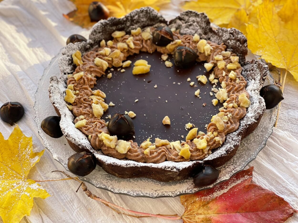 Tartă cu cacao, ciocolată neagră și cremă fină de castane – rețetă ușoară, cu aromă de cafea