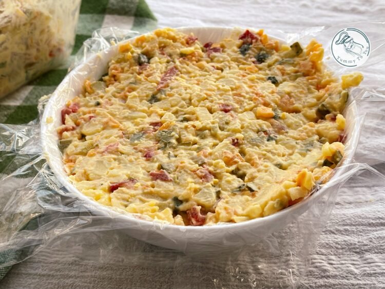 Salata in bol inainte de decor