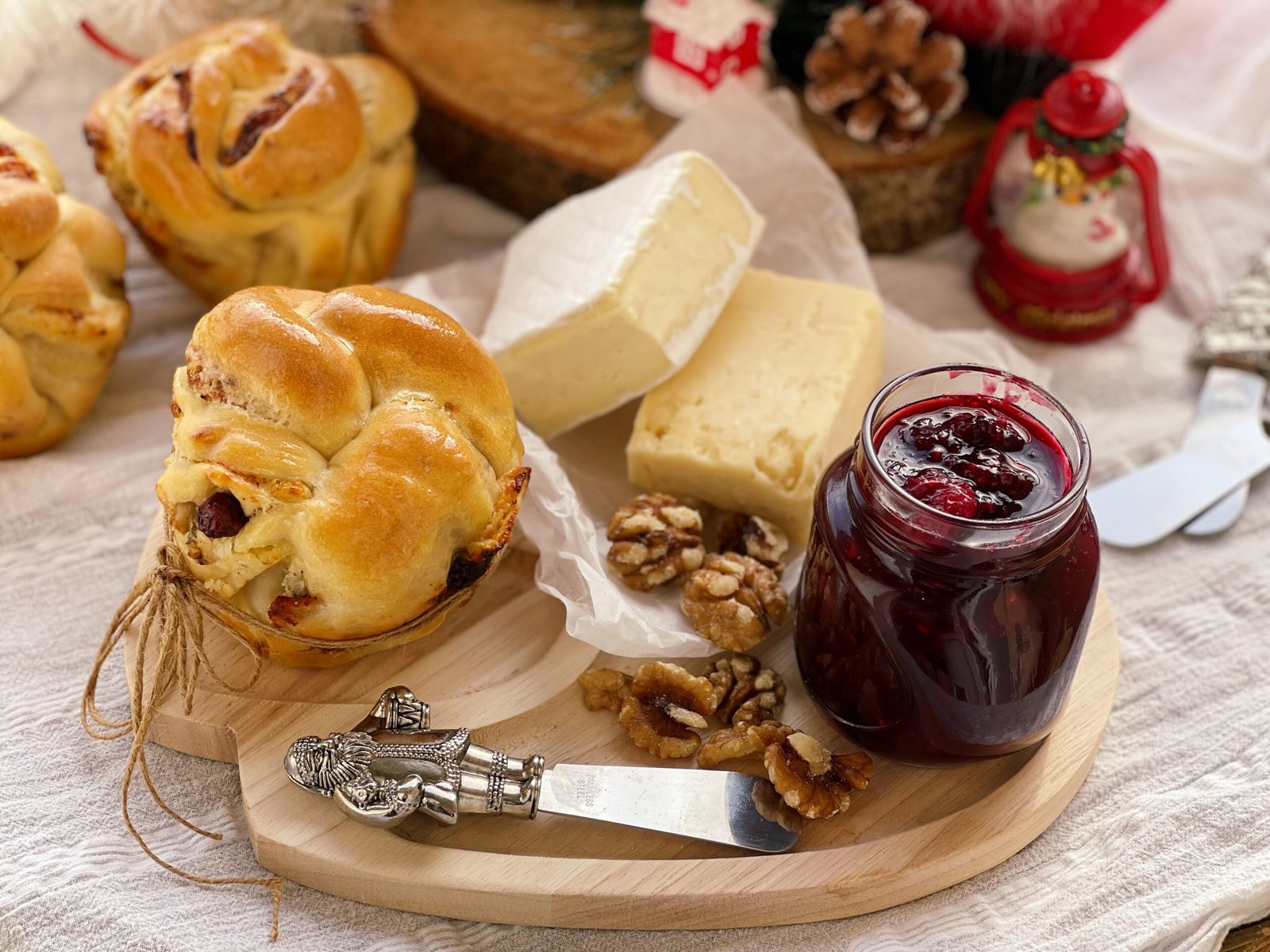 Mini pâinici împletite cu brânză și dulceață de fructe de pădure (rețetă festivă, cadou perfect)​​