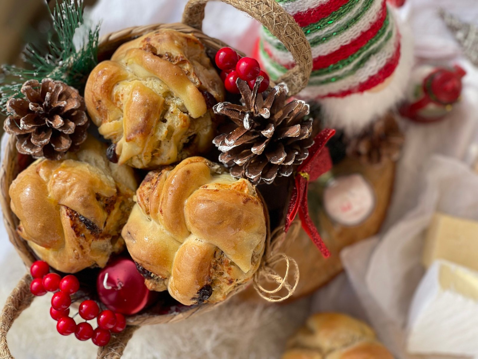 Mini pâinici împletite cu brânză și dulceață de fructe de pădure servire 3