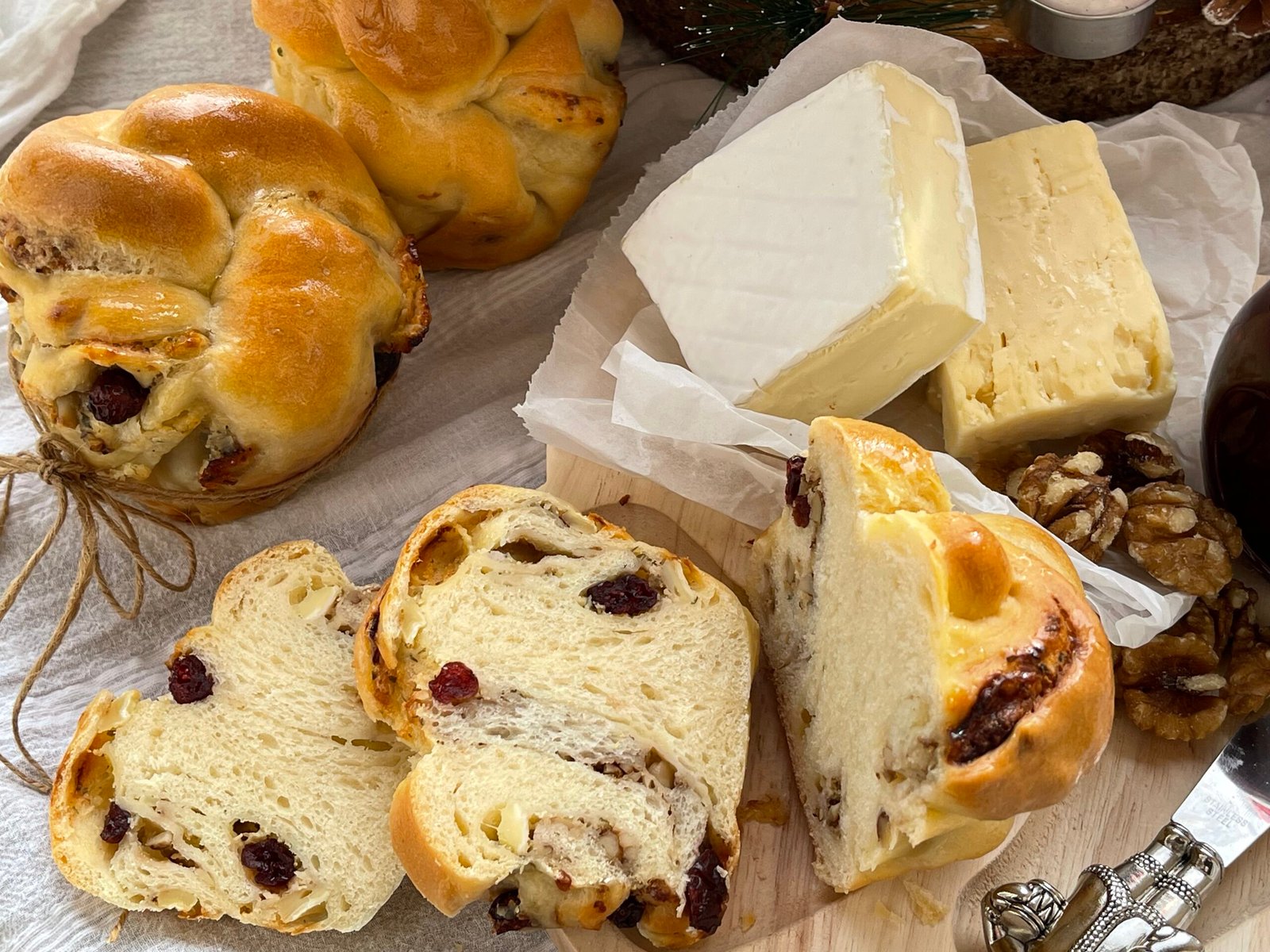 Mini pâinici împletite cu brânză și dulceață de fructe de pădure servire 2