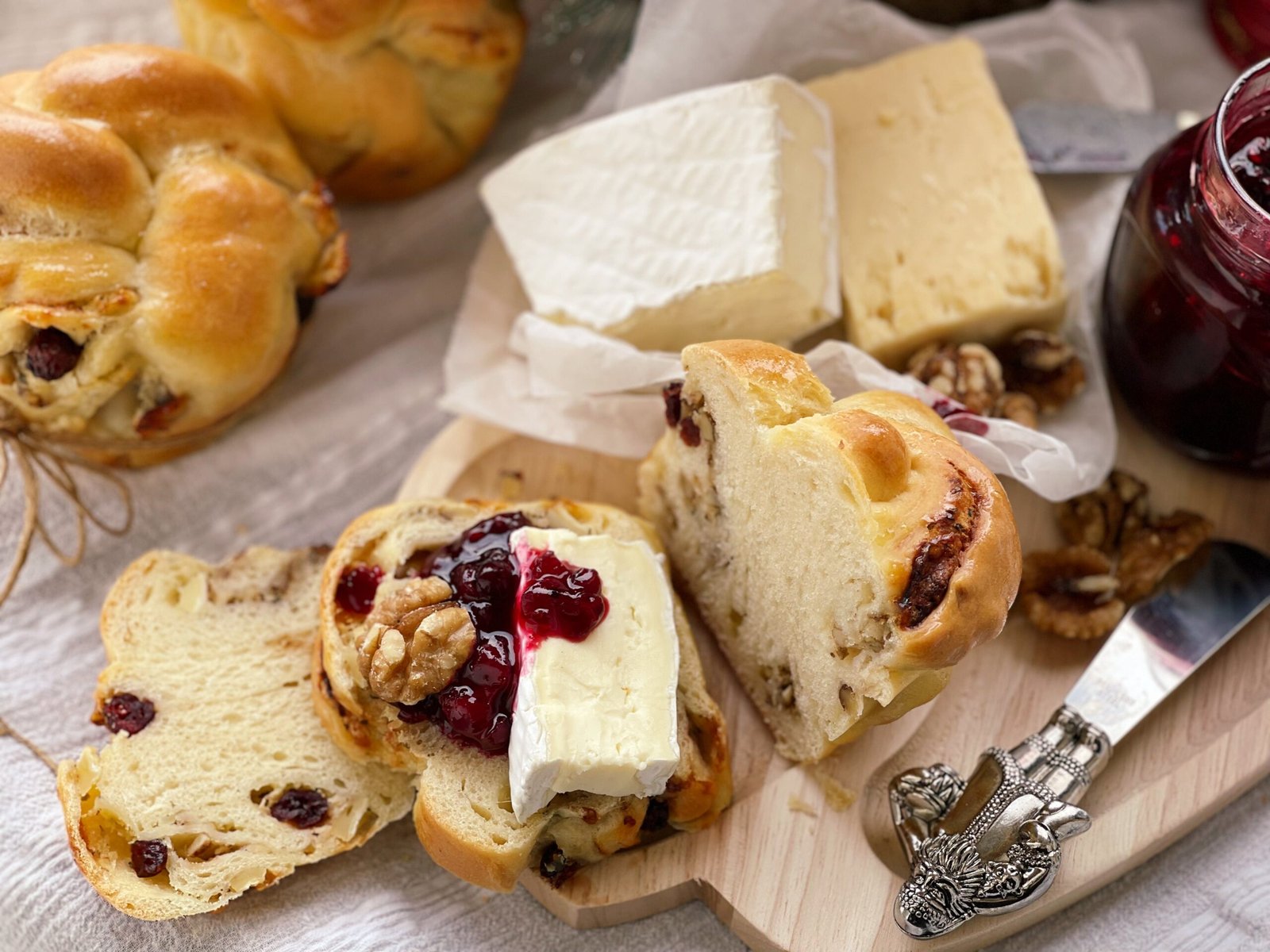 Mini pâinici împletite cu brânză și dulceață de fructe de pădure servire 4