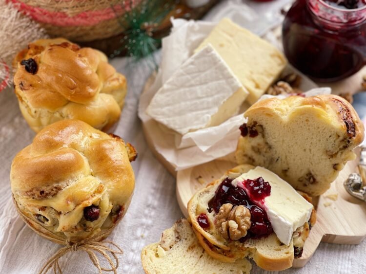 Mini pâinici împletite cu brânză și dulceață de fructe de pădure servire 1 Mini pâinici împletite cu brânză și dulceață de fructe de pădure servire 1