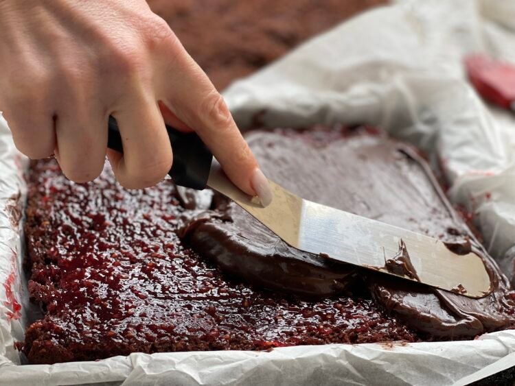 asamblare - intinderea cremei de ciocolata asamblare - intinderea cremei de ciocolata