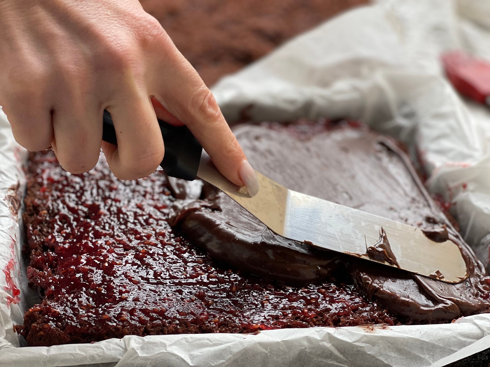 asamblare - intinderea cremei de ciocolata