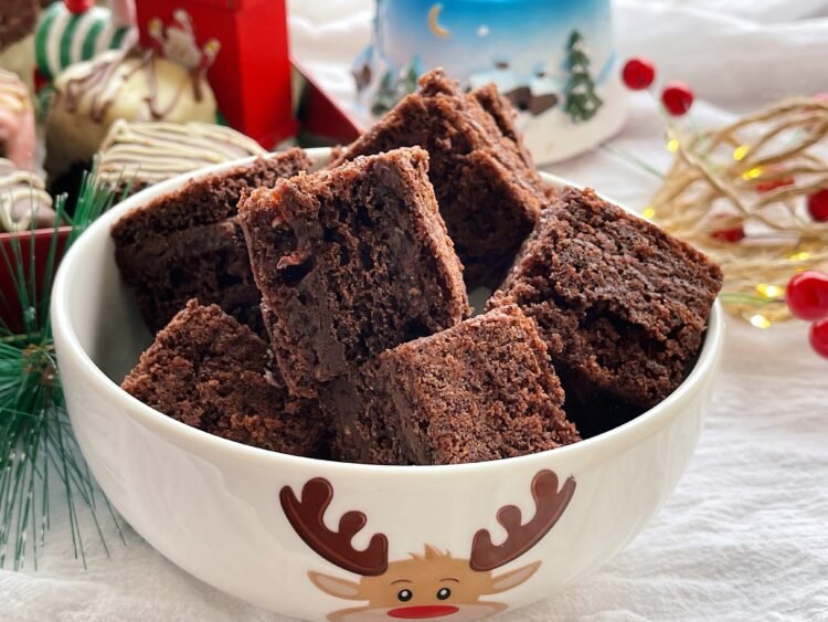 Cubulete cu ciocolata si gem inainte de glazurare Cubulete cu ciocolata si gem inainte de glazurare