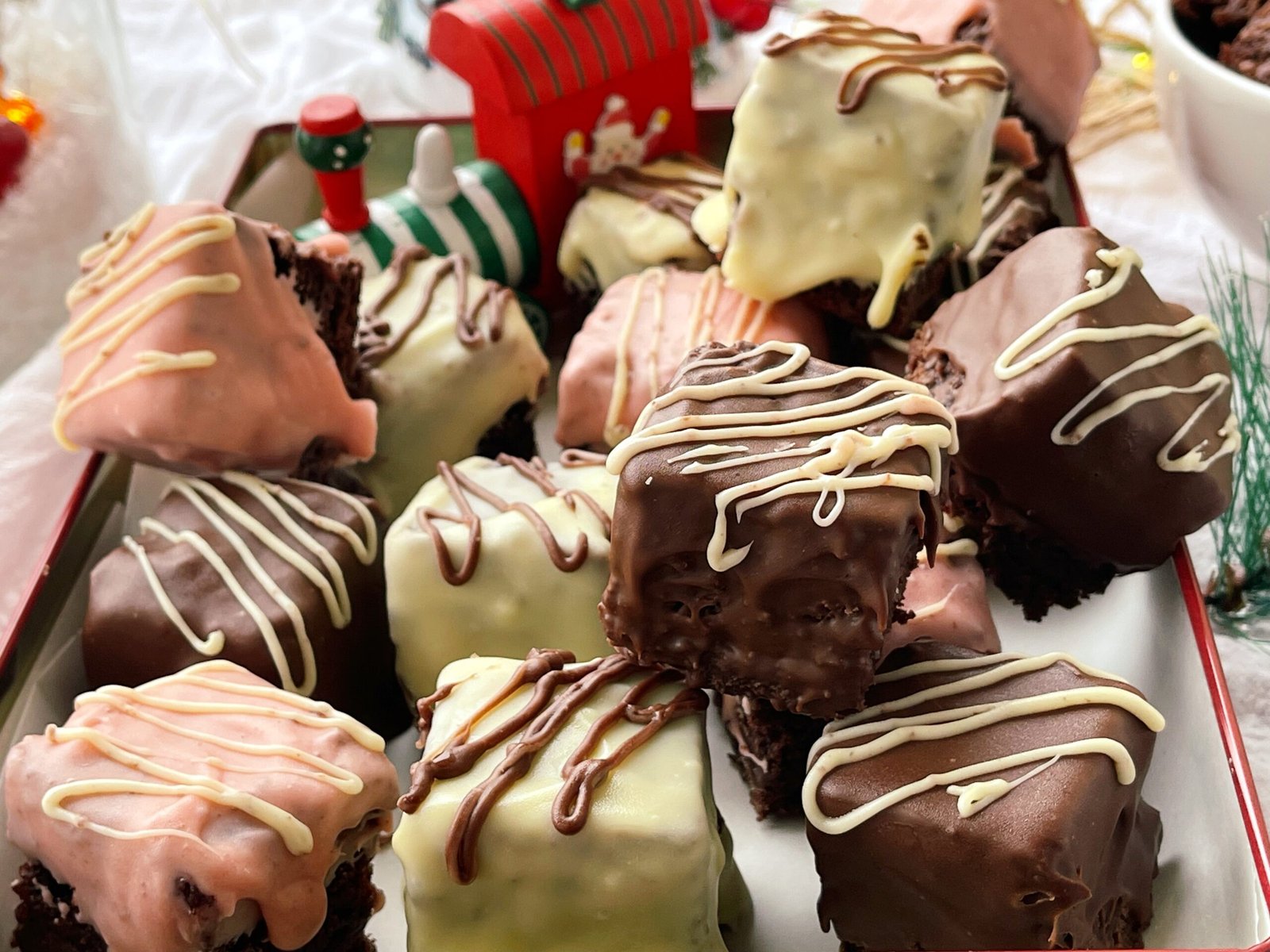 Cubulețe cu cremă de ciocolată și gem close up