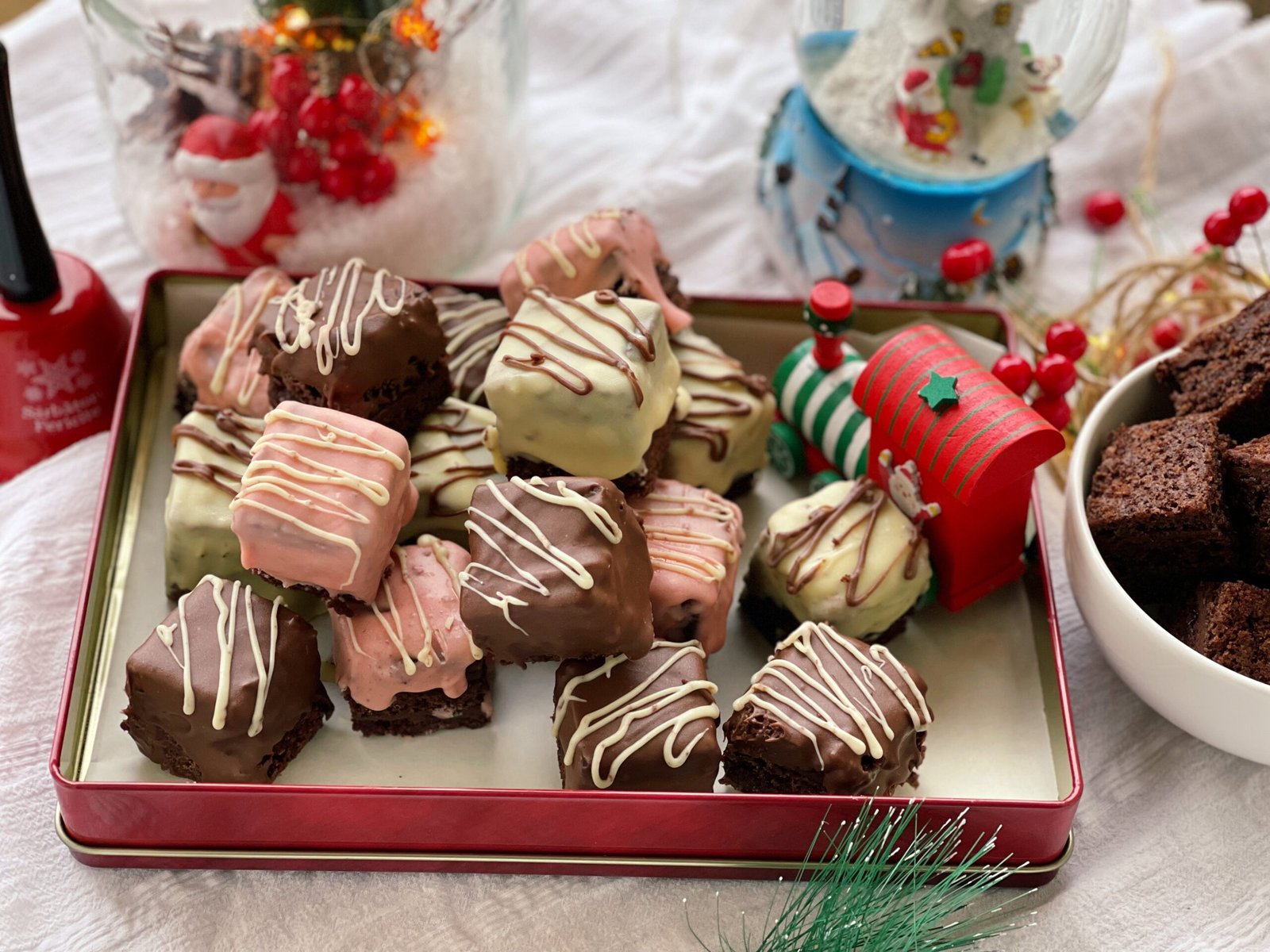 Cubulețe cu cremă de ciocolată și gem servire 1