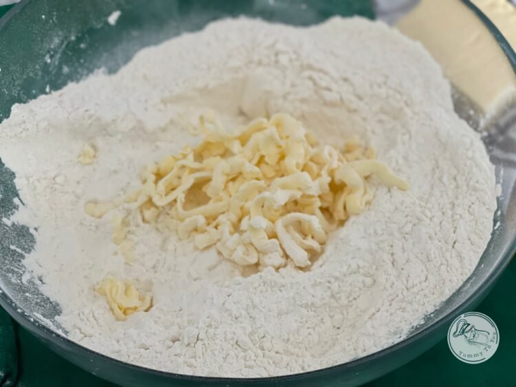 Pregatirea aluatului pentru covrigei 1 Pregatirea aluatului pentru covrigei 1