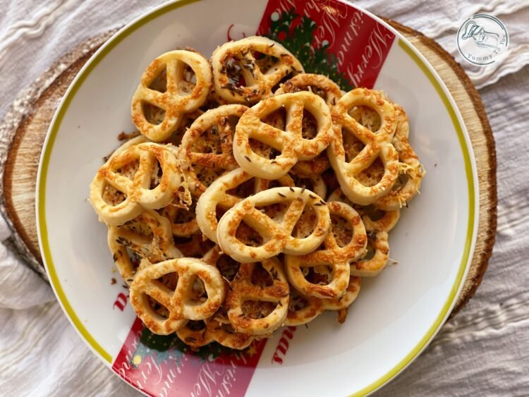 Covrigei fragezi de casă cu unt și osânză servire 1 Covrigei fragezi de casă cu unt și osânză servire 1