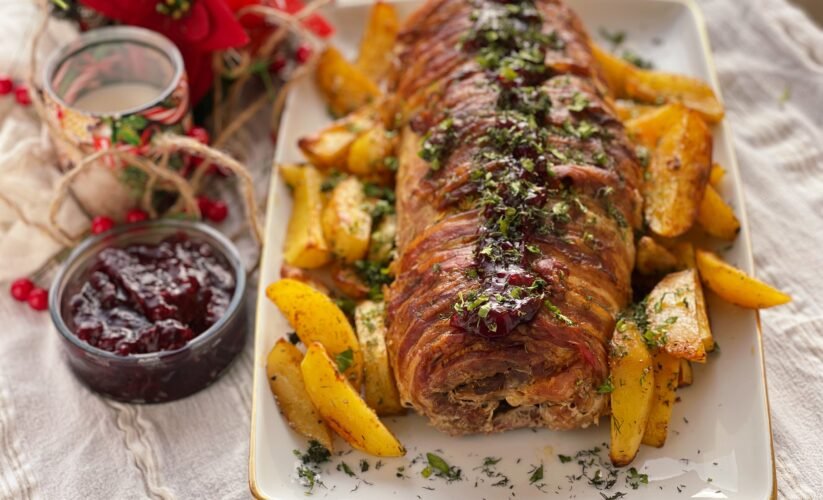 Ruladă de porc la cuptor cu sos de fructe și cartofi copți cover photo