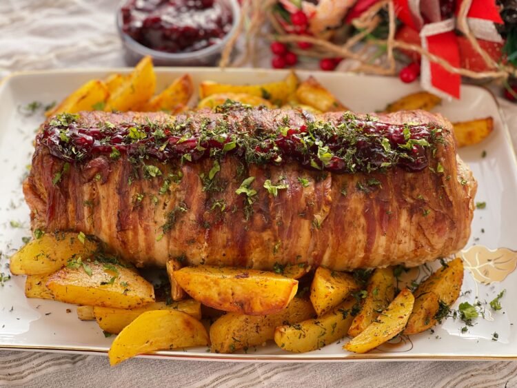 Ruladă de porc cu sos de fructe și cartofi copți servire 1