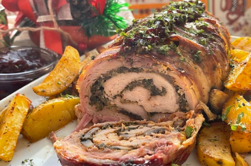 Ruladă de porc la cuptor cu sos de fructe și cartofi copți