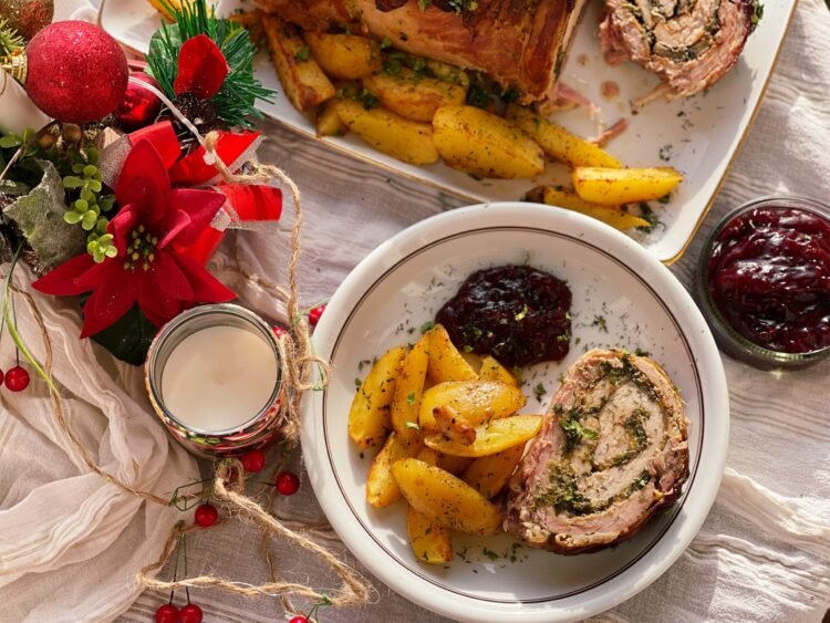 Ruladă de porc cu sos de fructe și cartofi copți servire 4 Ruladă de porc cu sos de fructe și cartofi copți servire 4