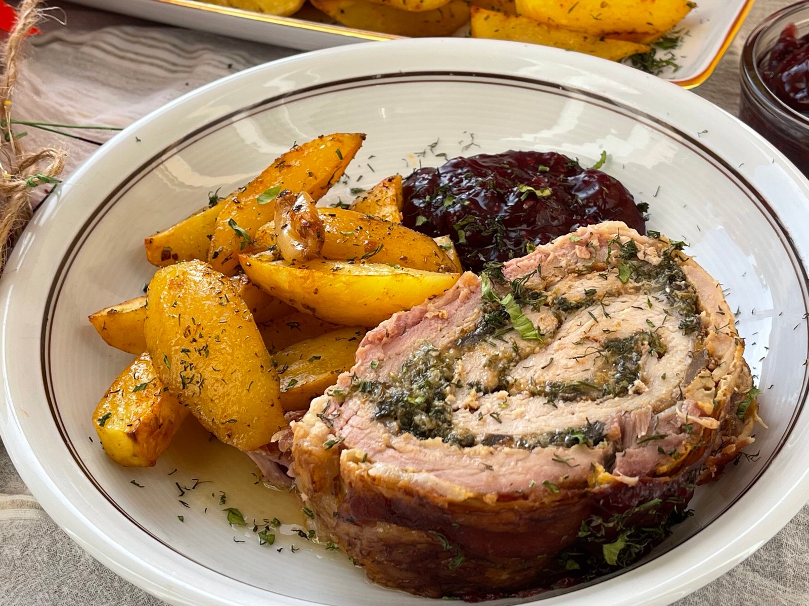 Ruladă de porc cu sos de fructe și cartofi copți servire 3 Ruladă de porc cu sos de fructe și cartofi copți servire 3