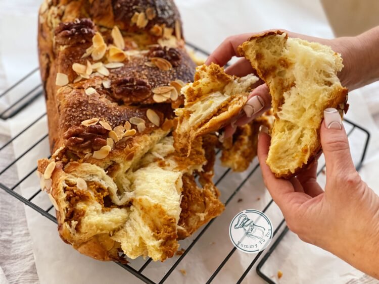 Cozonaci pufoși cu dovleac și brânză  detaliu umplutura