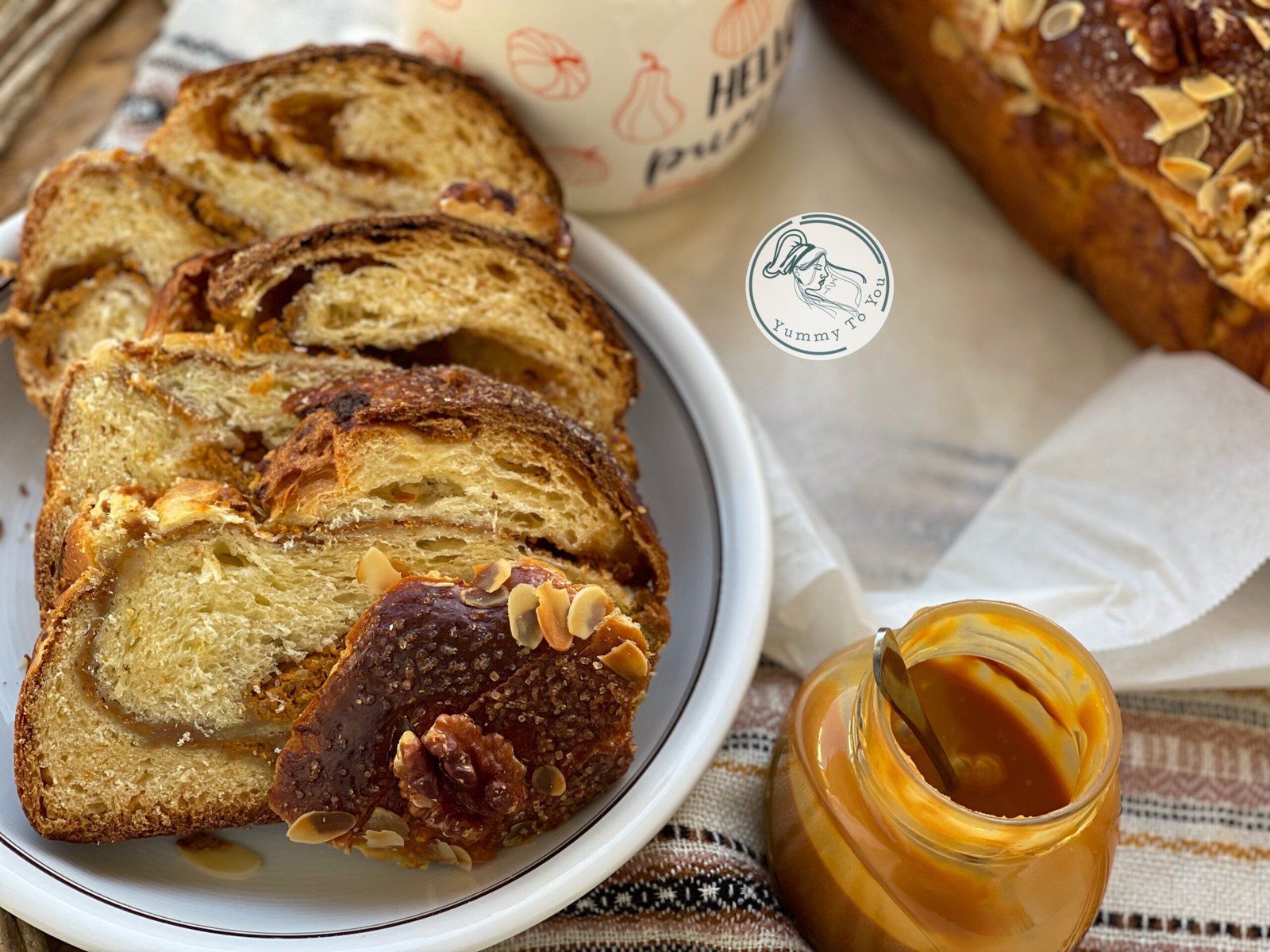 Cozonaci pufoși cu dovleac și brânză  servire 1n