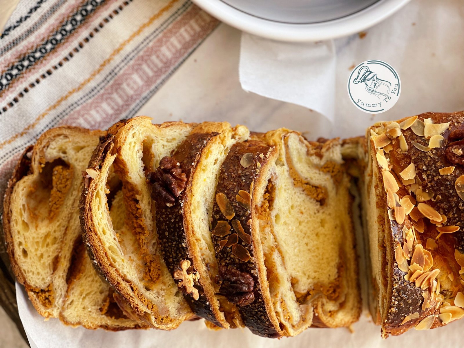 Cozonaci pufoși cu dovleac și brânză  servire 3