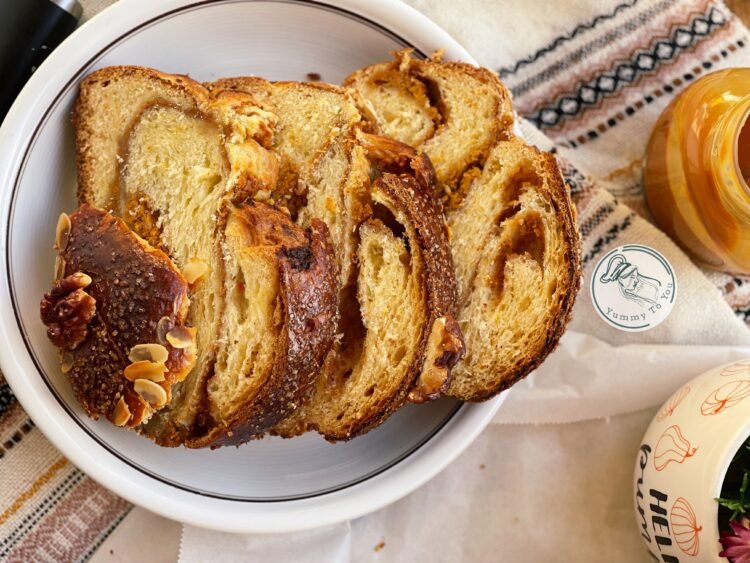 Cozonaci pufoși cu dovleac și brânză servire 2n