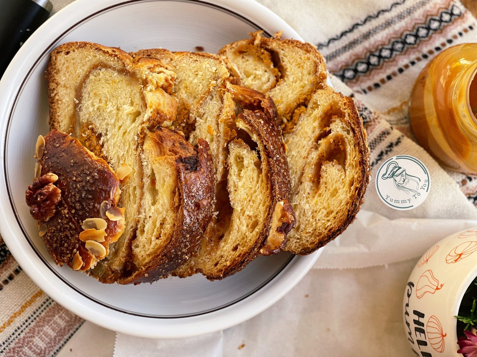 Cozonaci pufoși cu dovleac și brânză servire 2n