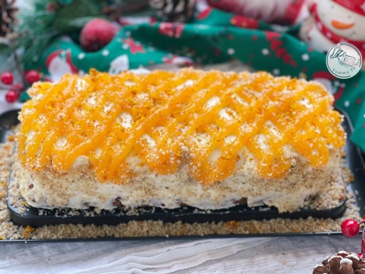 Carrot Cake cu Cremă de Brânză și Cremă de Morcovi & Portocale decor festiv Carrot Cake cu Cremă de Brânză și Cremă de Morcovi & Portocale decor festiv