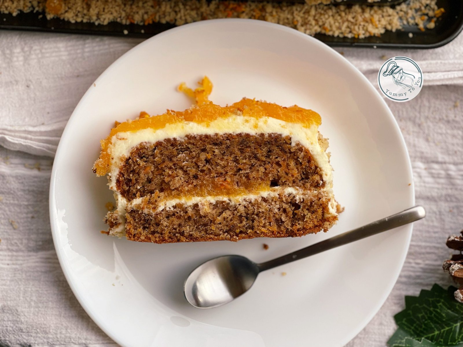 Carrot Cake cu Cremă de Brânză și Cremă de Morcovi & Portocale servire 1
