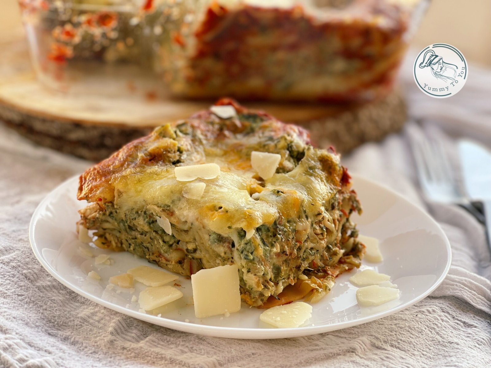 Marinated chicken and spinach lasagna with creamy cheese sauce