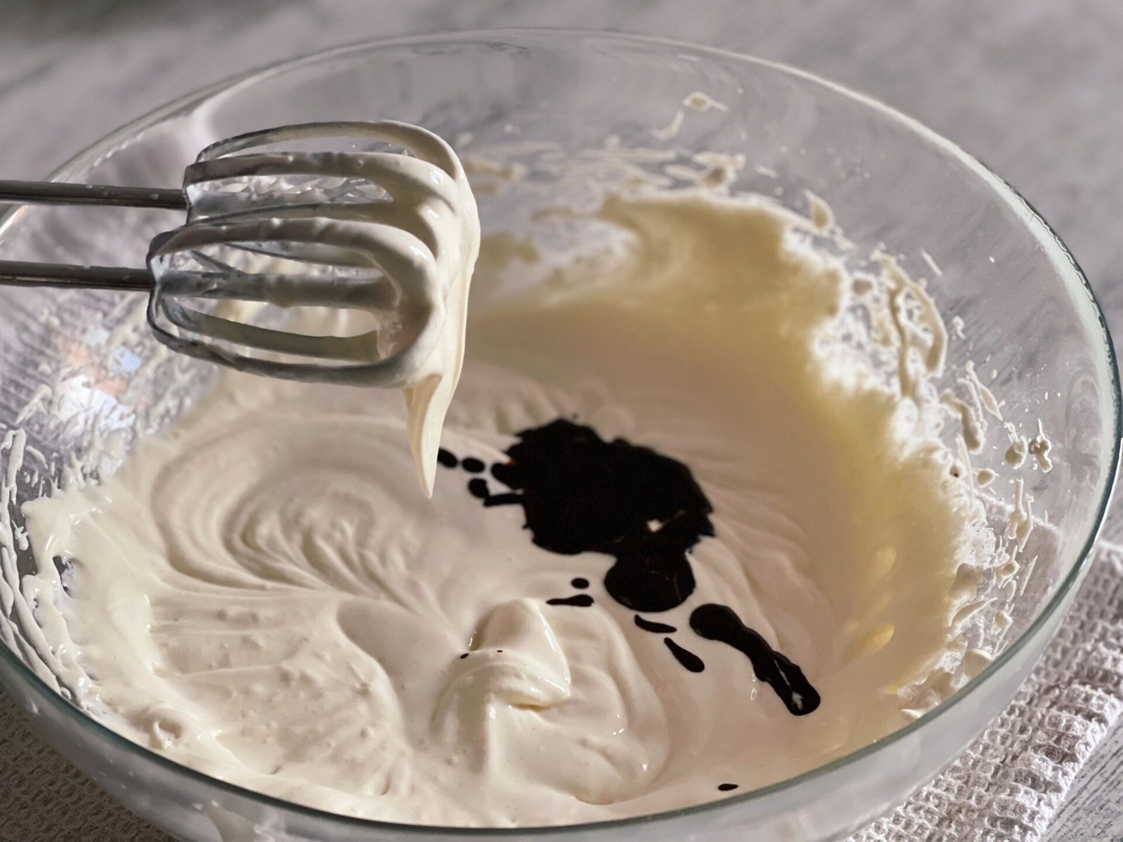 Pregatire crema de branza cu cafea Pregatire crema de branza cu cafea