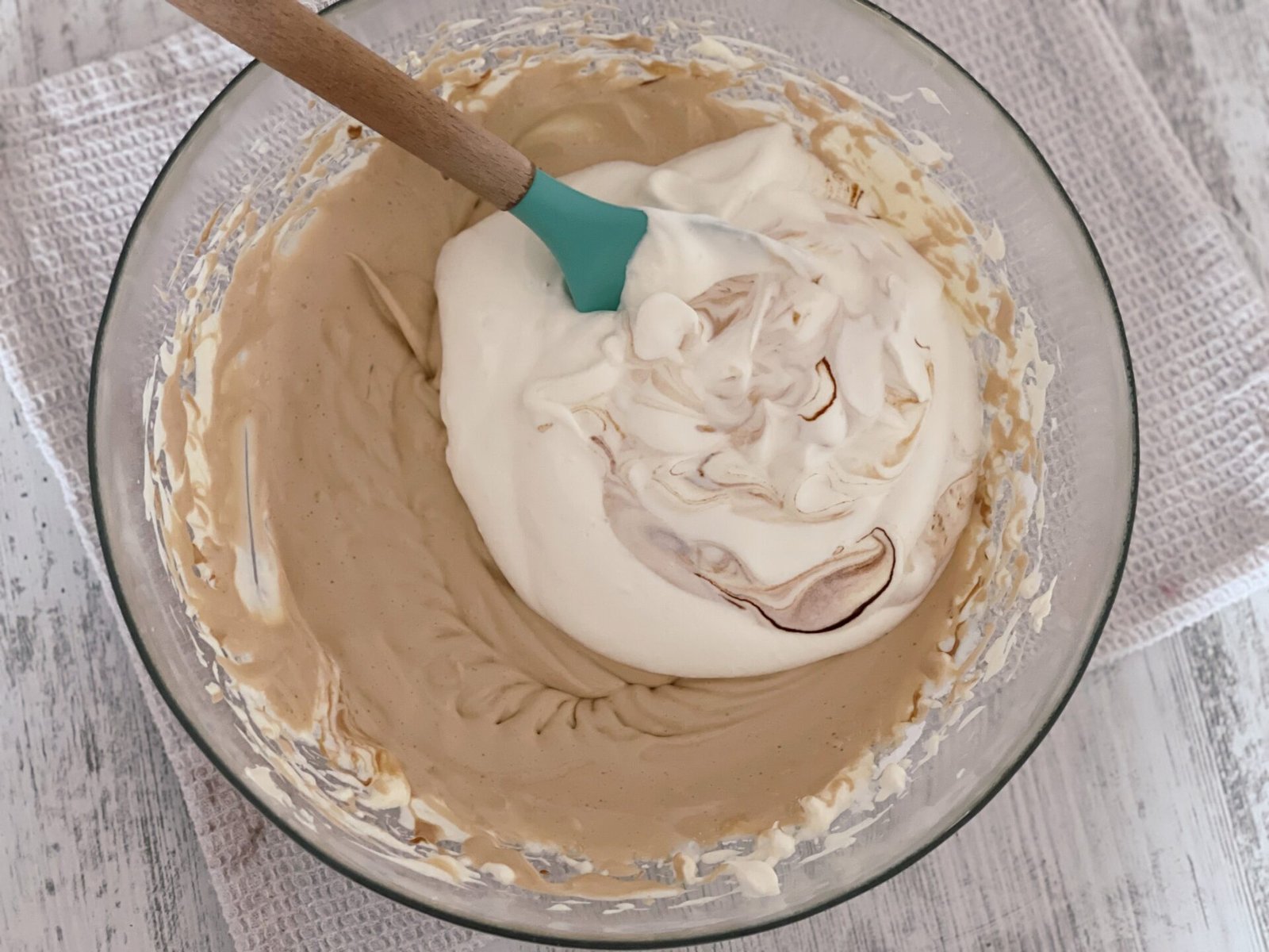 Pregatire crema de branza cu cafea 2 Pregatire crema de branza cu cafea 2