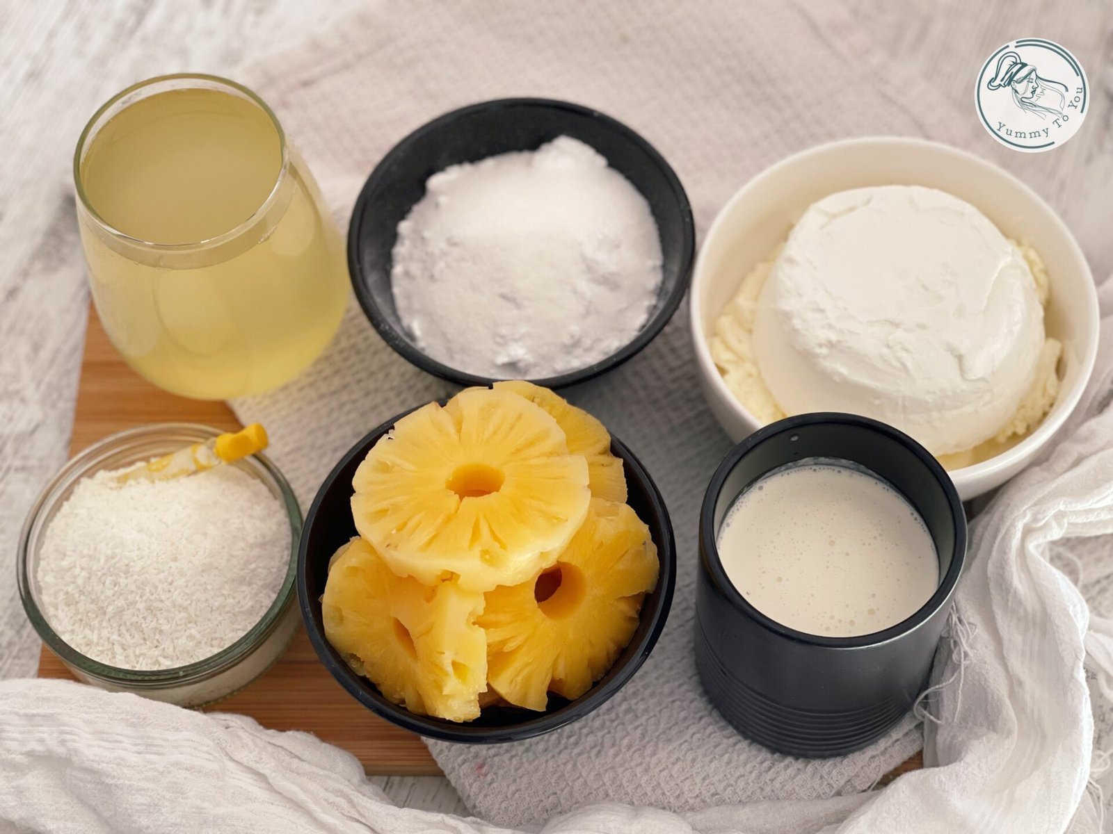 Desert rapid la pahar cu ricotta, ananas și pandișpan  ingrediente crema