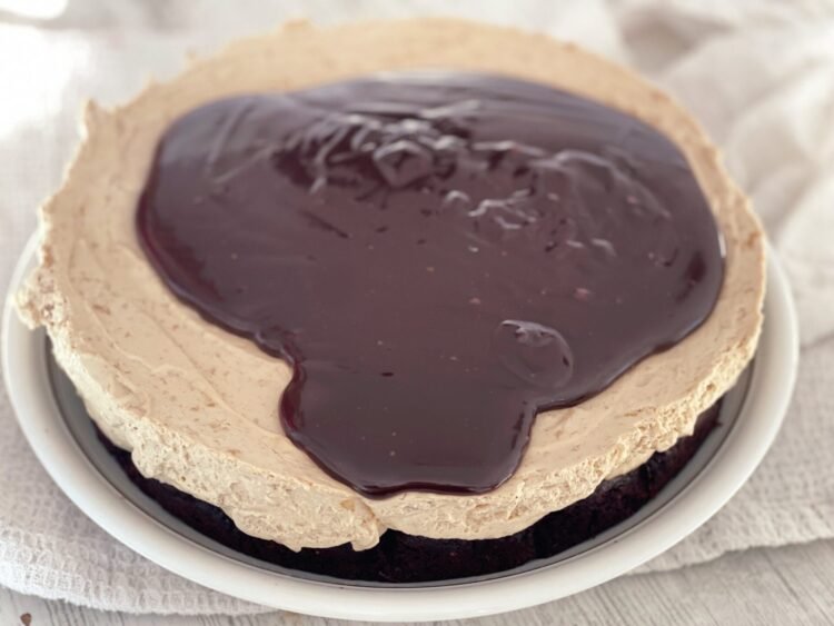 adaugare glazura pe tort adaugare glazura pe tort