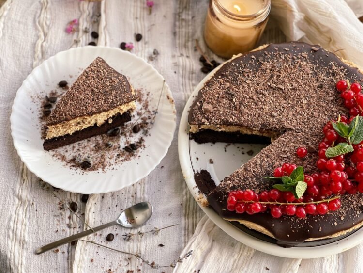 Tort cu crema de branza si cafea servire 1 Tort cu crema de branza si cafea servire 1